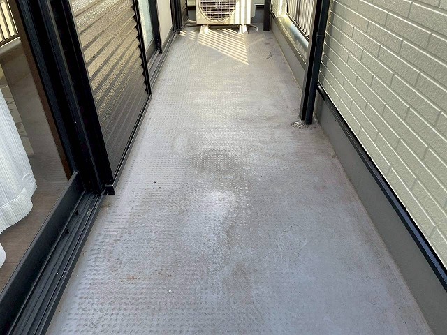 明石市のベランダの劣化を確認。床がふわふわ、塗膜の剥がれや下地の状態を点検